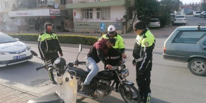 Merakı pahalıya patladı: Hem motosikletinden oldu hem de ceza yedi
