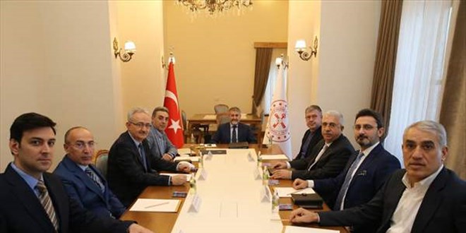 Bakan Nebati, altın rafinerileri yöneticileriyle görüştü