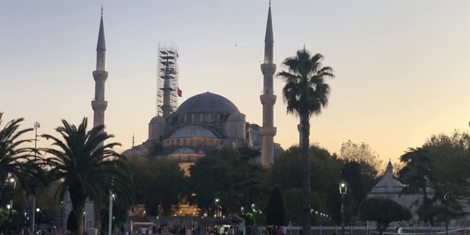 Sultanahmet Meydan, ramazann ilk iftar iin gelenlerle doldu