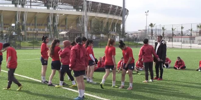 'Kızsın futbol oynayamazsın' dediler, iki farklı branşta milli oldu