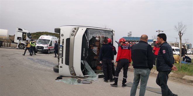 Kocaeli'de tır ile servis midibüsü çarpıştı, 22 kişi yaralandı