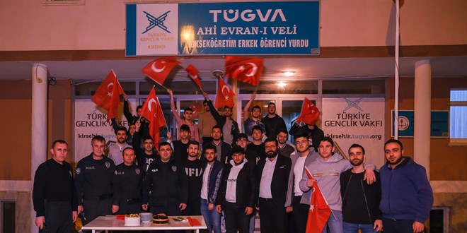 Kavga ihbarına giden polis ekiplerine TÜGVA gençlerinden sürpriz kutlama