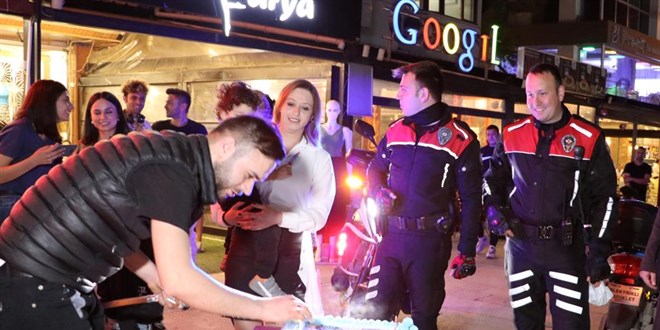 Kavga ihbarına giden polislere kadınlardan sürpriz kutlama