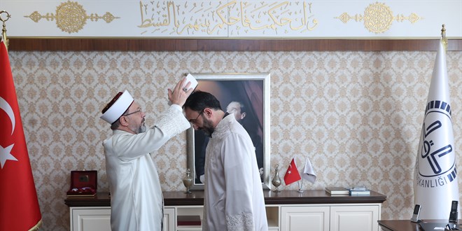 Diyanet İşleri Başkanı Erbaş, Bursa İl Müftüsü Karabayır'a cübbesini giydirdi