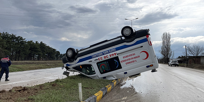 Kastamonu'da devrilen ambulansın sürücüsü yaralandı