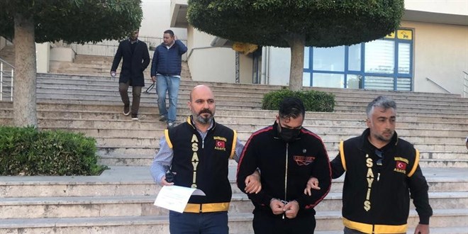 Kırmızı bültenle aranıyordu, çantasını unutunca yakalandı