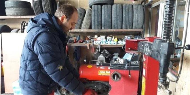 15 yıldır görmeden lastik tamir ediyor
