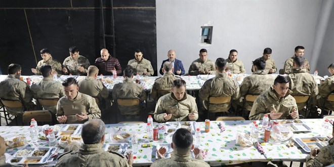 Vali Varol, Ağrı Dağı eteklerinde görev yapan askerlerle iftar yaptı