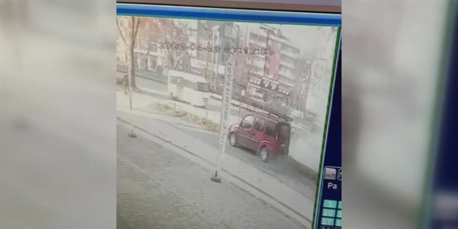 nfaz ve koruma memurlarn tayan servisin patlama an grnts