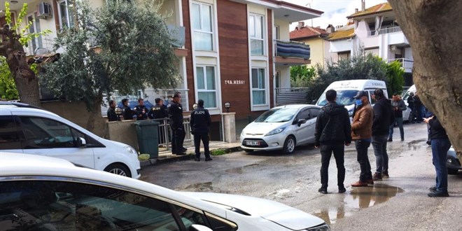 Yalnız yaşadığı apartta ölü bulunan polis son yolculuğuna uğurlandı