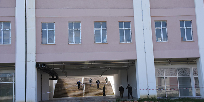 Kampüste kafasına tuğla düşen üniversite öğrencisi yaralandı