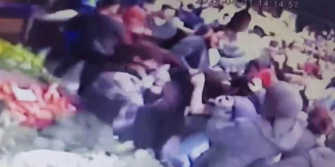 Liseli kızların kavgasında ortalık savaş alanına döndü