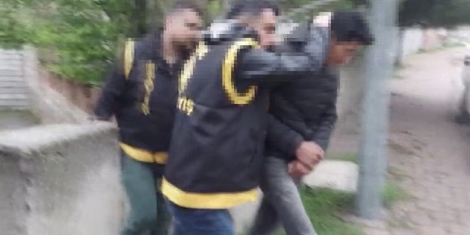 Sosyal medya hesabından silah paylaşımı yapan yabancı uyruklu yakalandı
