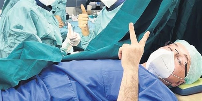 Parmağı kırılan Profesör, ameliyatını kendi yaptı