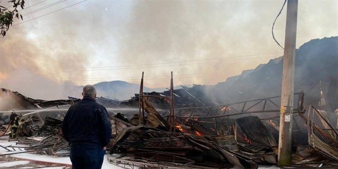 Gözü önünde yanarak kül olan fabrikasını böyle izledi