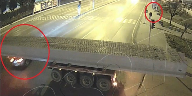 Hareket halindeki tırın altından böyle geçti