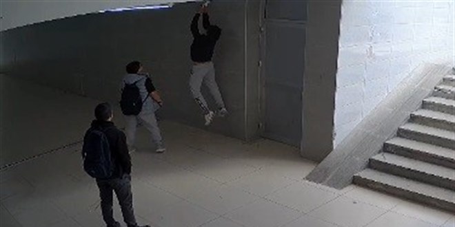 Çocukların alt geçitteki kameraları kırma eğlencesi pahalıya patladı