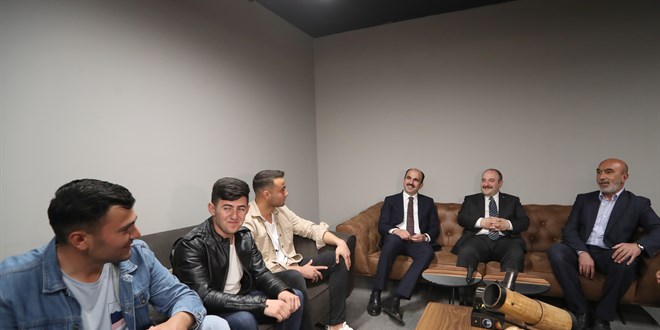 Güneş sistemini tartışan öğrenciler Azerbaycan yolcusu