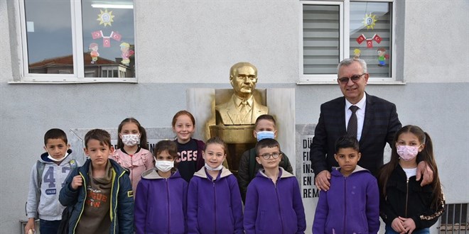 Başkan makamına geçmeden önce öğrencileri okula bırakıyor