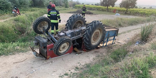 Manisa'da devrilen traktörün altında kalan sürücü öldü