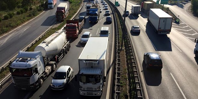 stanbul'da bayram ncesi trafik durma noktasnda