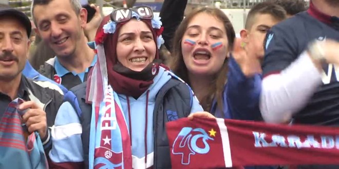 Trabzonspor taraftarları şehir merkezinde toplanmaya başladı