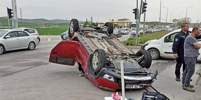 Kırmızı ışıkta bekleyen araca çarpan otomobil ters döndü