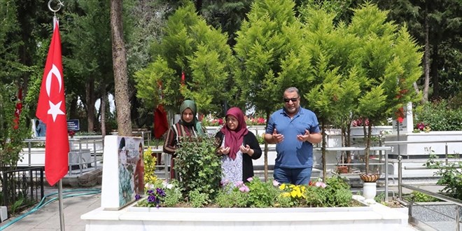 Bayram arifesinde şehit kabirlerine hüzünlü ziyaret