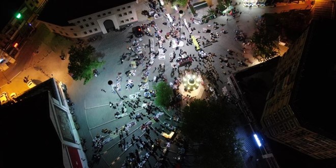 Gece bayram alışverişi çılgınlığı havadan görüntülendi