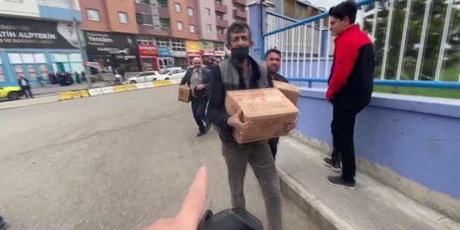 Şeker dağıtımında koli yağmalayanlara Başkan'dan tepki: Bunlar Ağrı'yı temsil etmiyor!