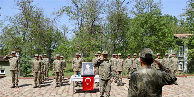 Snrda grev yapan Mehmetik klada komutanlar ve silah arkadalaryla bayramlat