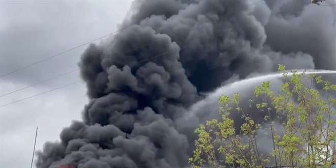 Uşak'ta battaniye fabrikasındaki yangın kontrol altına alındı