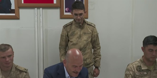 Soylu, Zirvin Tepe Üs Bölgesi'nde görevli jandarmaları aileleriyle telefonda görüştürdü
