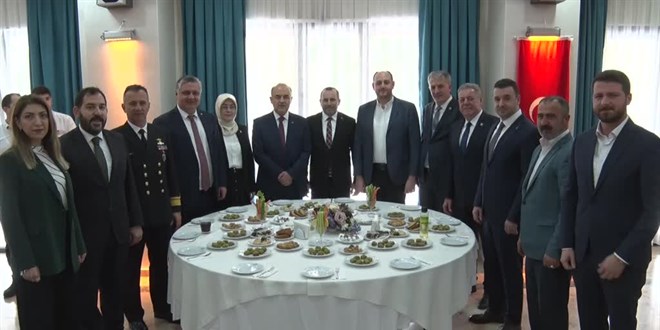 Yalova'daki huzurevi sakinleri 2,5 yıl aradan sonra ilk misafirlerini ağırladı