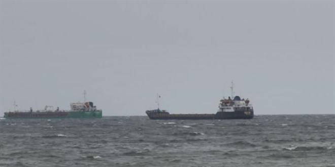 Marmara Denizi'nde poyraz: Gemi ve tekneler kıyıya demirledi