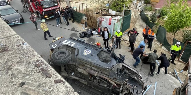 Zırhlı polis aracının devrilmesi sonucu 2 polis yaralandı