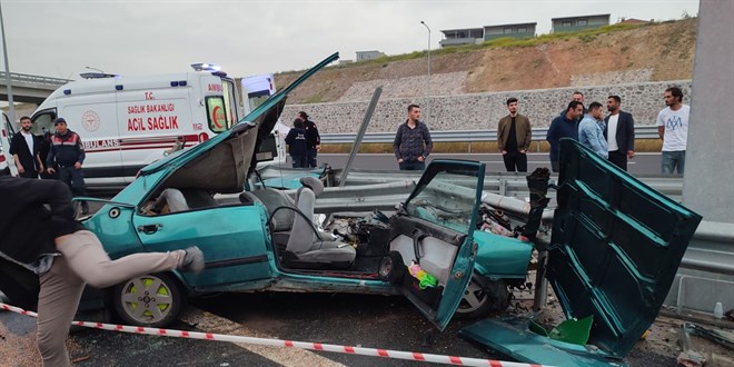 İzmir'de trafik kazasında 2 kişi öldü, 3 kişi yaralandı