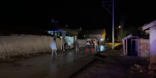 İki kadının yaralandığı kavgada bir kişi polise silah doğrulttuktan sonra kaçtı