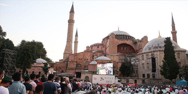 Ayasofya-i Kebir Cami-i Şerifi'ni bayramın ilk gününde 104 bin 325 kişi ziyaret etti