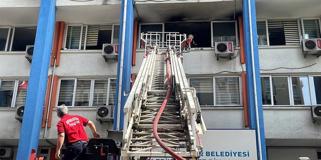 Mersin Bykehir Belediyesinin ek hizmet binasnda yangn kt