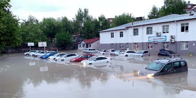 Adıyaman'da okul bahçesindeki 40 araç su altında kaldı