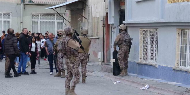 Dünürlerin kavgası mahalleyi birbirine kattı: 2 yaralı, 2 gözaltı