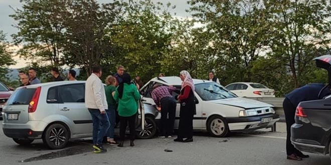 Zincirleme kazaya ilk mdahaleyi bakan ve doktor ei yapt