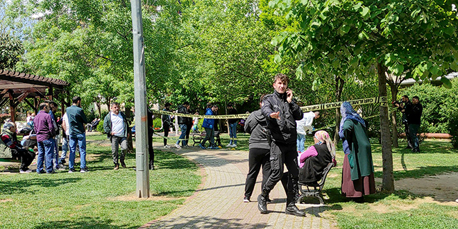 Parkta tartıştığı eşini bıçaklayarak öldürdü