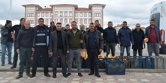 Fırınlar greve girdi, vatandaş ekmek dağıttı