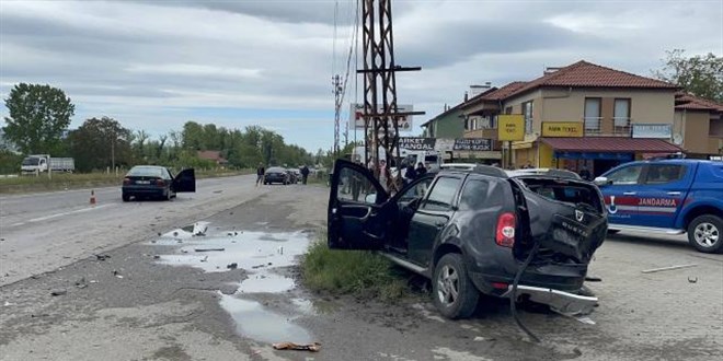 Zonguldak'ta iki otomobil çarpıştı: 1 ölü, 3 yaralı
