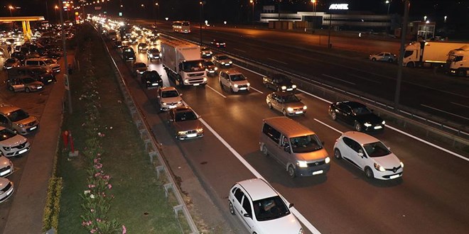 Anadolu Otoyolu'nda tatilcilerin dönüşü ile yoğunluk yaşanıyor