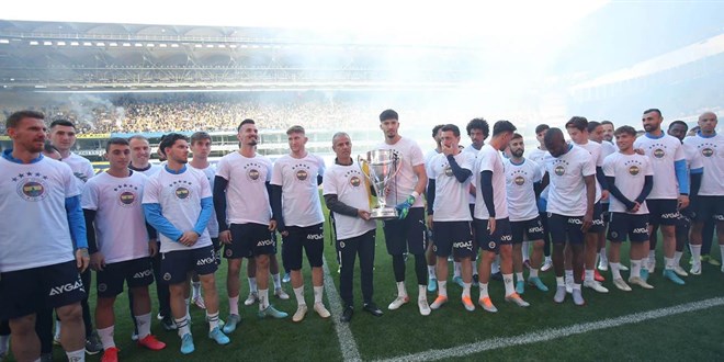 Fenerbahçe, 2010-2011 sezonunun şampiyonluk kupasını kaldırdı