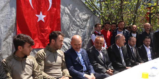 İçişleri Bakanı Soylu, şehit Teğmen Bahadır'ın ailesini ziyaret etti