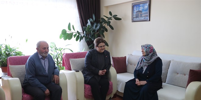 Bakan Yanık, 15 Temmuz şehidi Özgür Gençer'in annesini ziyaret etti